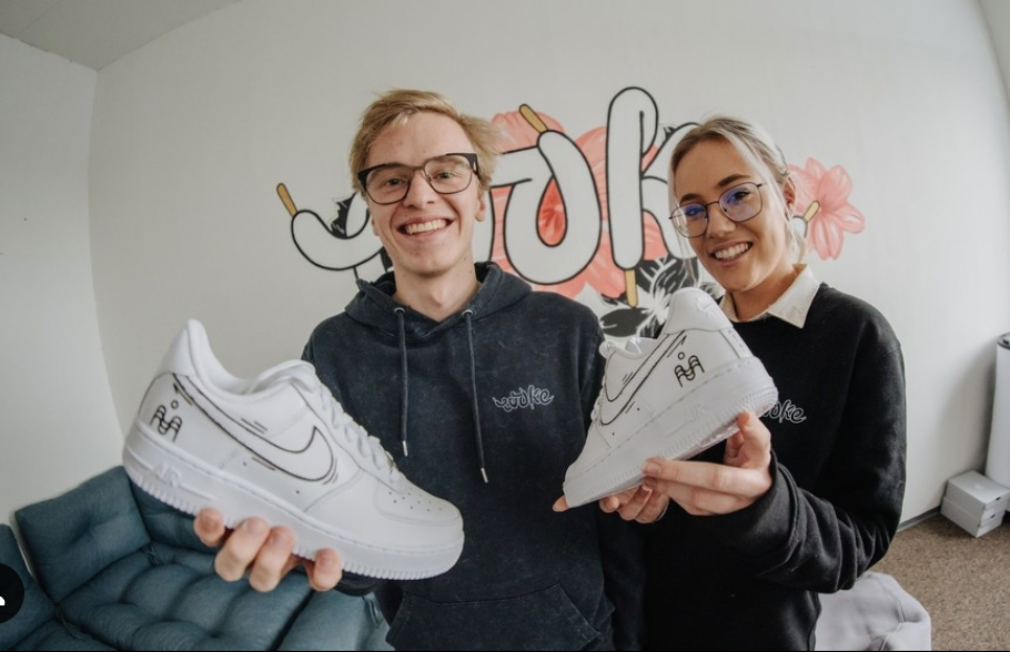 have a nike day air force 1 on feet